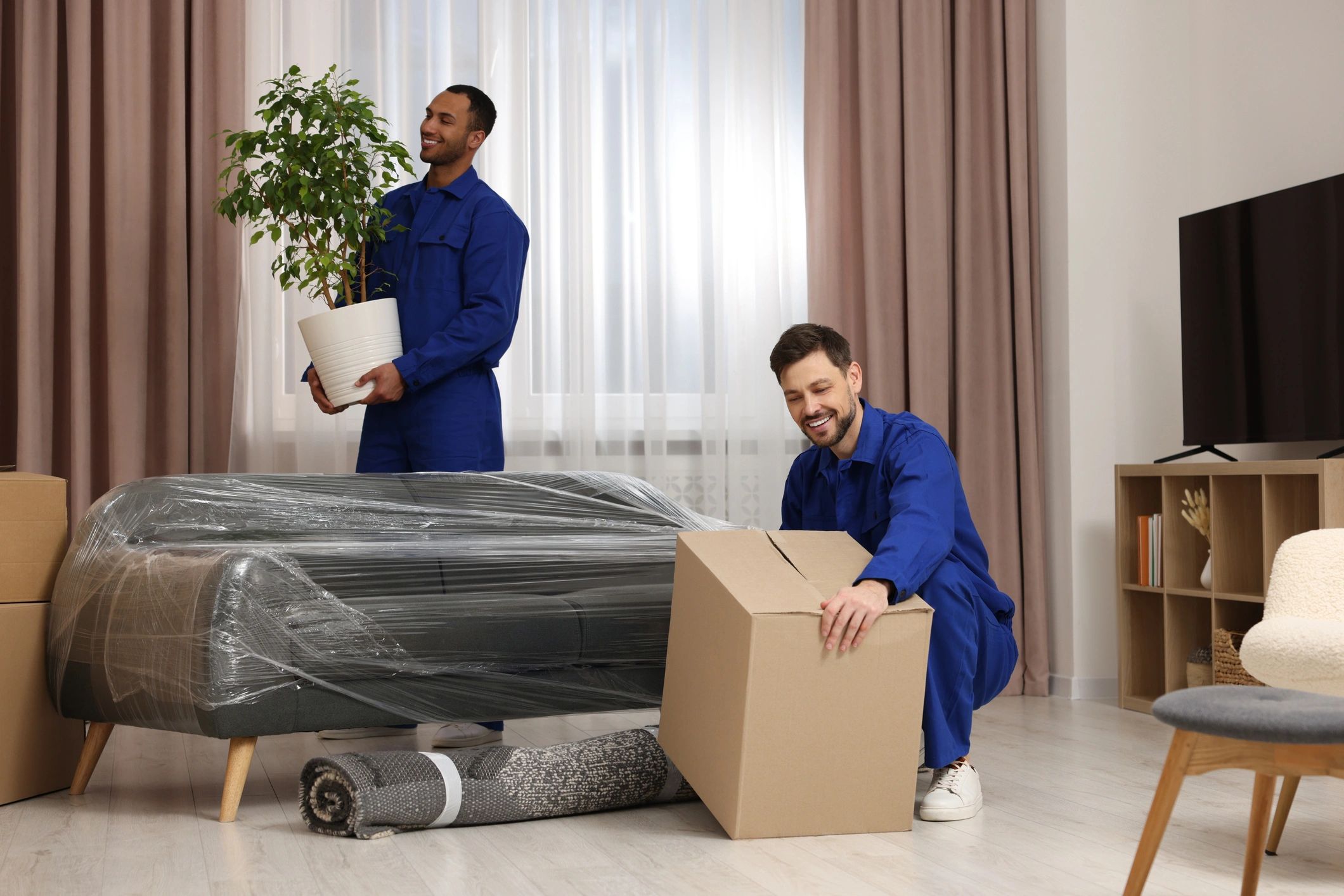 A Royal Moving & Storage logo