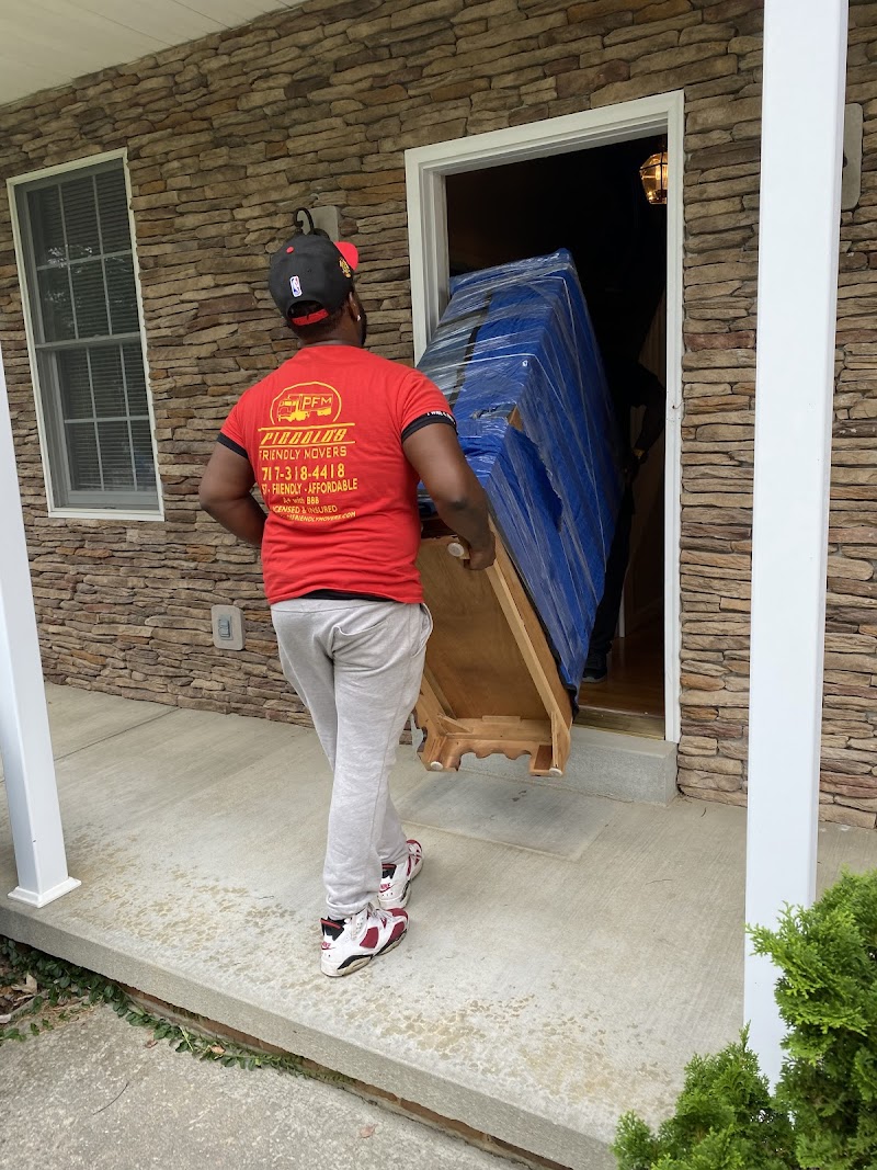 Piccolo's Friendly Movers logo