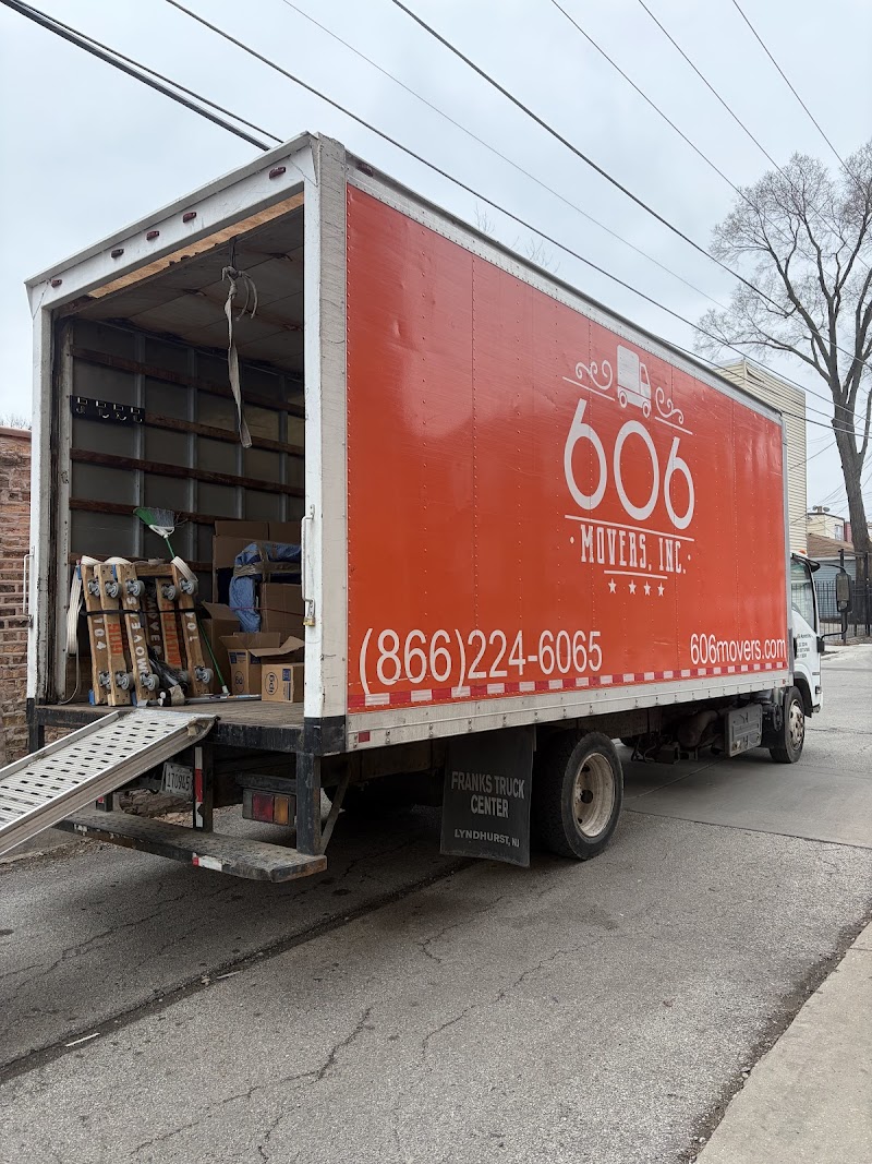 606 Movers logo