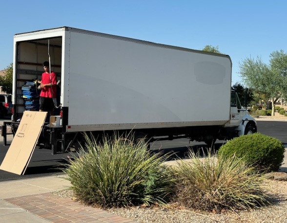 J & J MOVING EXPERTS logo