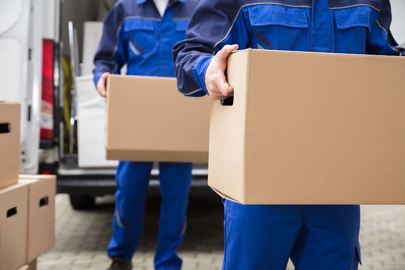J & G MOVING logo